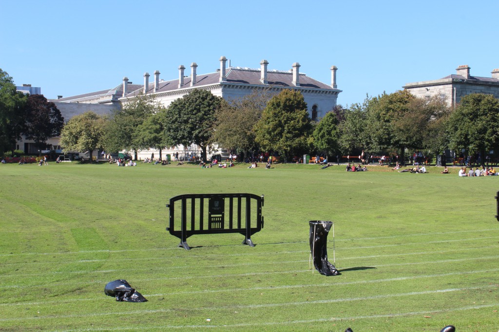 Blick auf eine große Rasenfläche, im Hintergund einige Gebäude des Tinity College